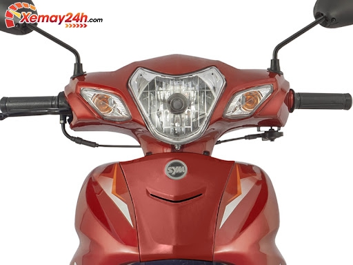 Đầu xe nổi bật với đen pha góc cạnh, hốc còi hình chữ V