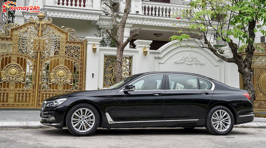 BMW 730Li 2019 không sử dụng quá nhiều đường dập nổi trên thân xe. Thay vào đó là những đường khắc nhẹ lượn sóng tạo nên cái nhìn "nuột nà" trông vô cùng đẹp mắt.