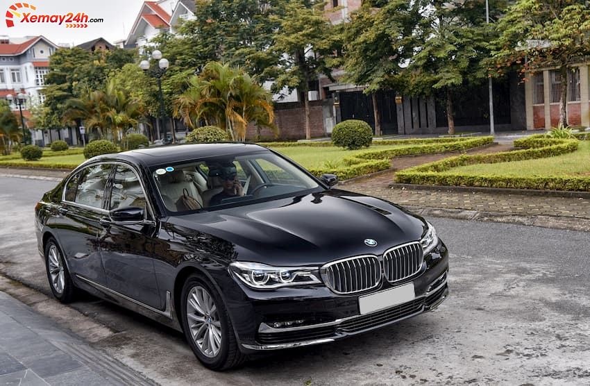 Bộ lưới tàn nhiệt của BMW 730Li 2019 vẫn là lối thiết kế hình quả thận đặc trưng của hãng. BMW 730Li 2019 sở hữu cụm đèn phía trước dạng LED hiện đại với thiết kế sắc sảo.