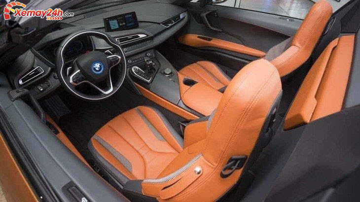 Các hàng ghế ngồi bmw i8 2021 tương đối chật hẹp