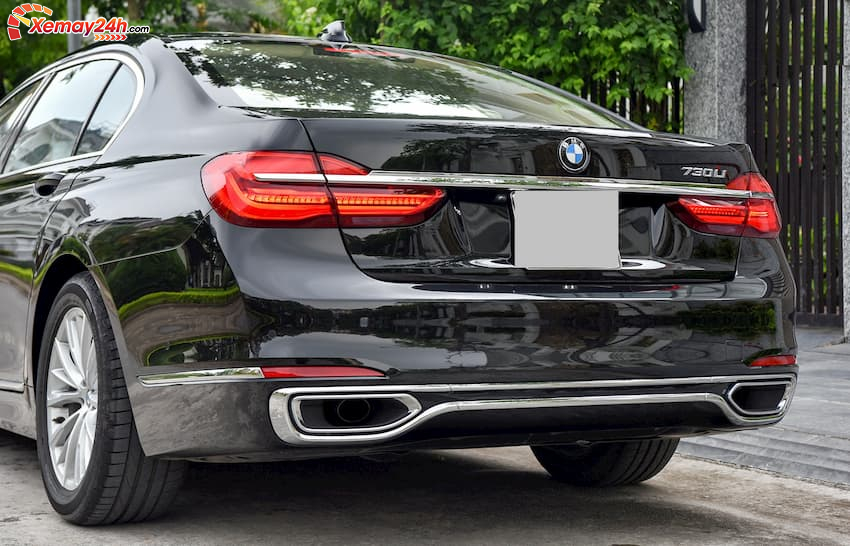 Đuôi xe BMW 730Li 2019 sở hữu cụm đèn hậu hình chữ L cách điệu, nằm ngang được thiết kế mỏng và khá tròn trịa