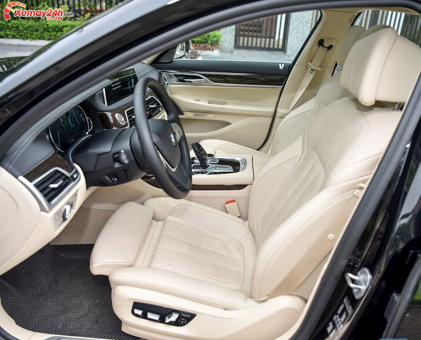 Ghế ngồi của BMW 730Li 2019 đều được bọc da cao cấp Dakota hoặc có thể tùy chọn da Nappa.