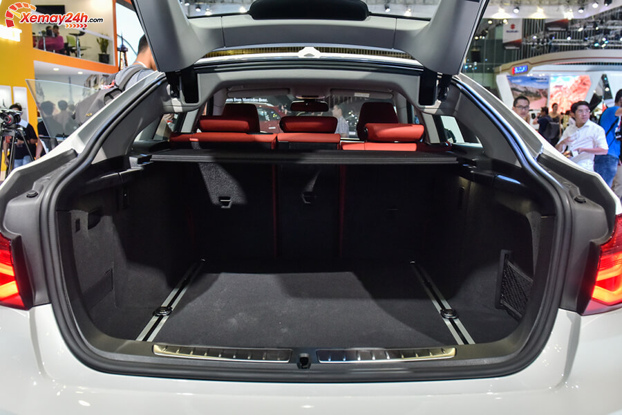 Khoang hành lý BMW 320i 2020 rộng rãi