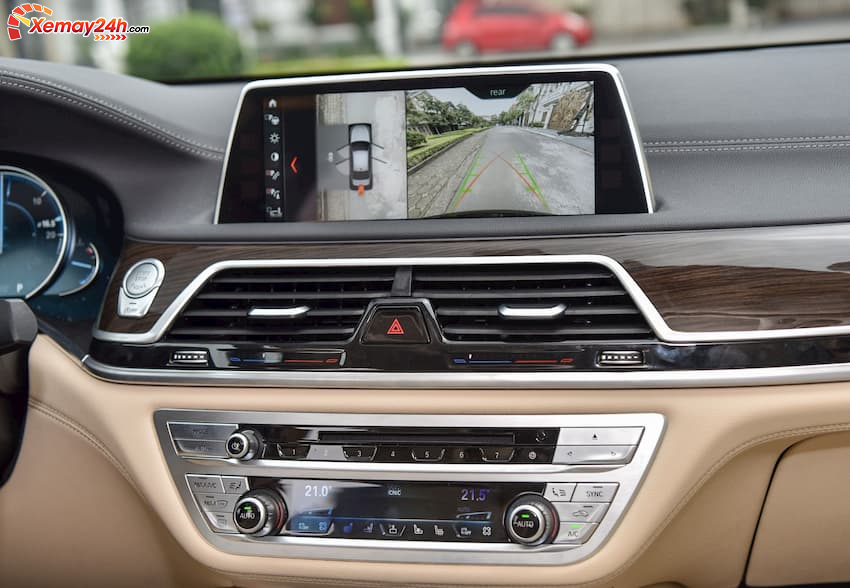 Thaco phân phối các mẫu BMW 7-Series với các tuỳ chọn cao cấp có màn hình màu cảm ứng 10,25 inch