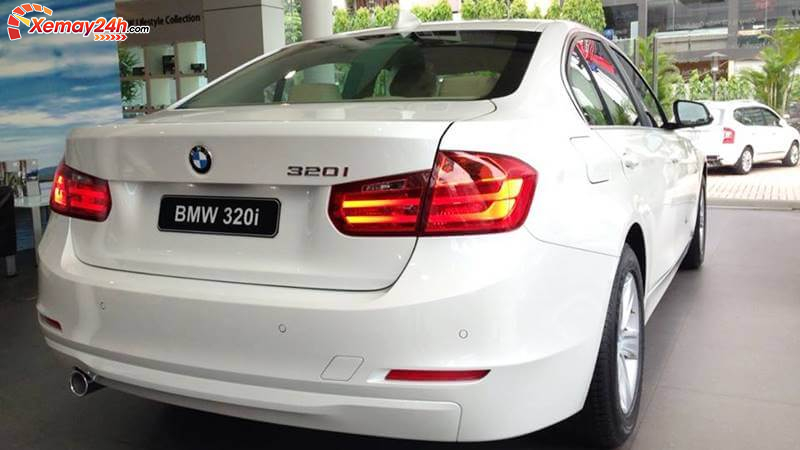 Thiết kế đuôi xe đơn giản hiện đại của BMW 320i 2020