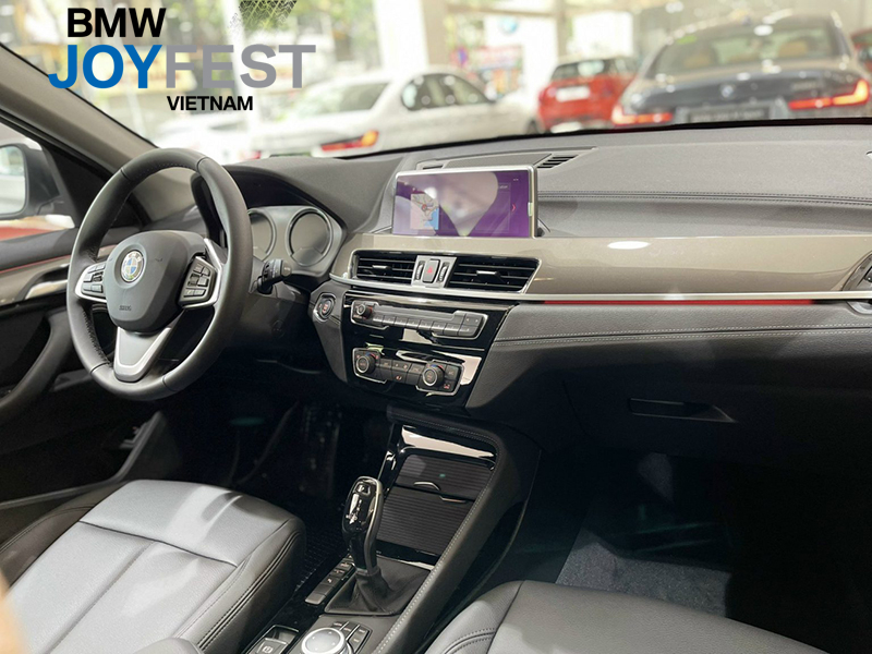 khoang lái bmw x1