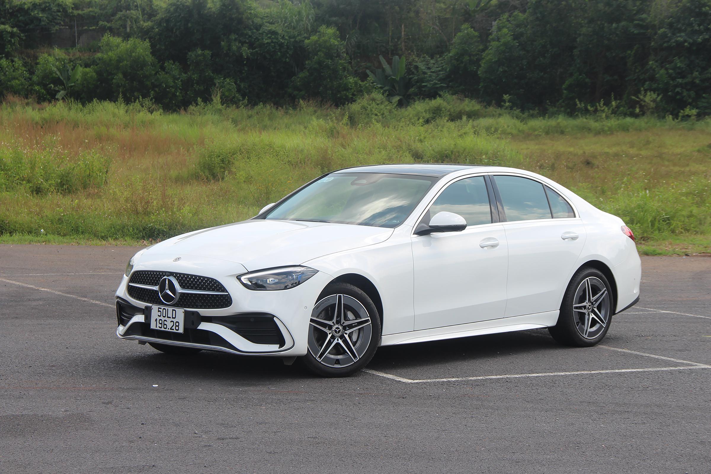 So sánh Acura TLX với Mercedes C300 AMG