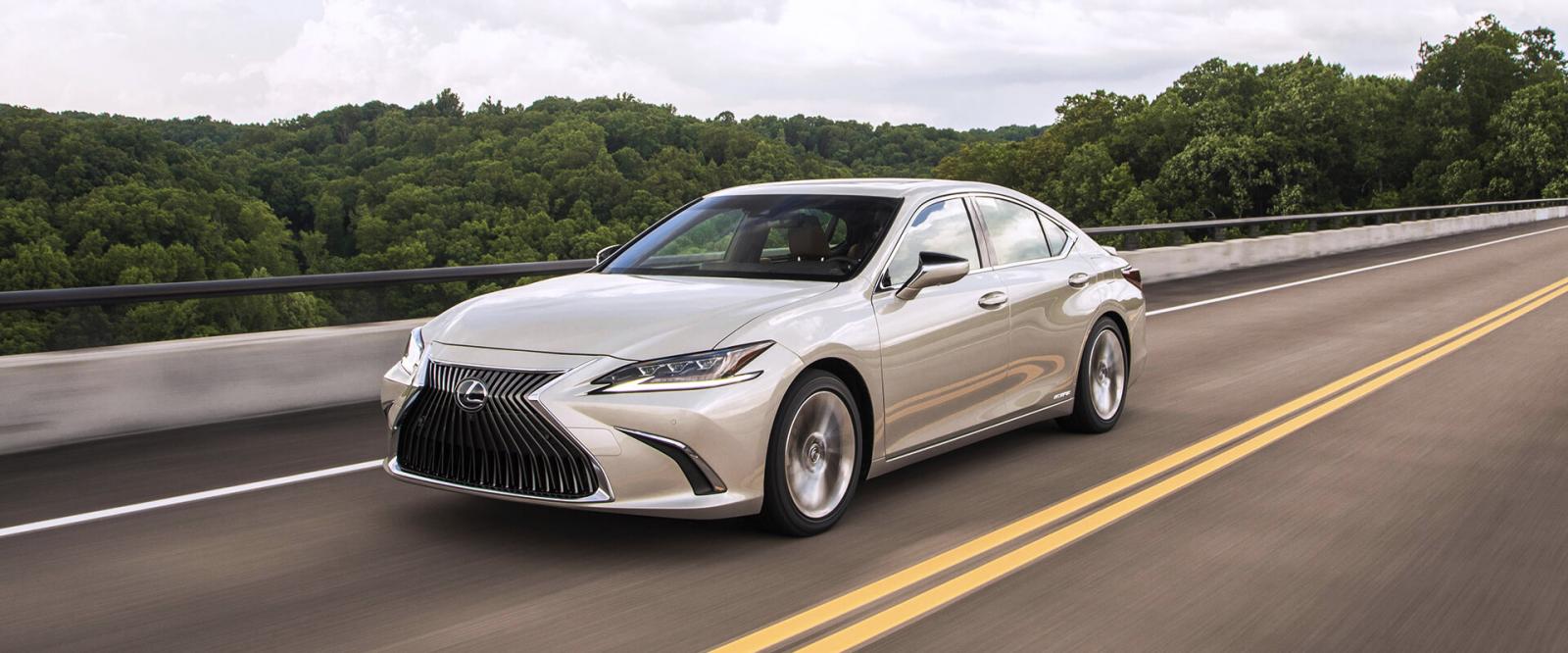 Giá lăn bánh xe Lexus ES 300h.