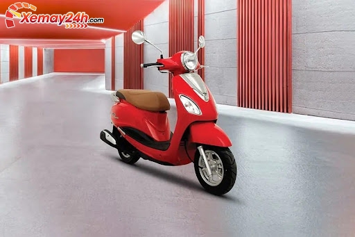 Đầu xe có cụm đèn pha tròn lồi lớn chiếu sáng mạnh và xa