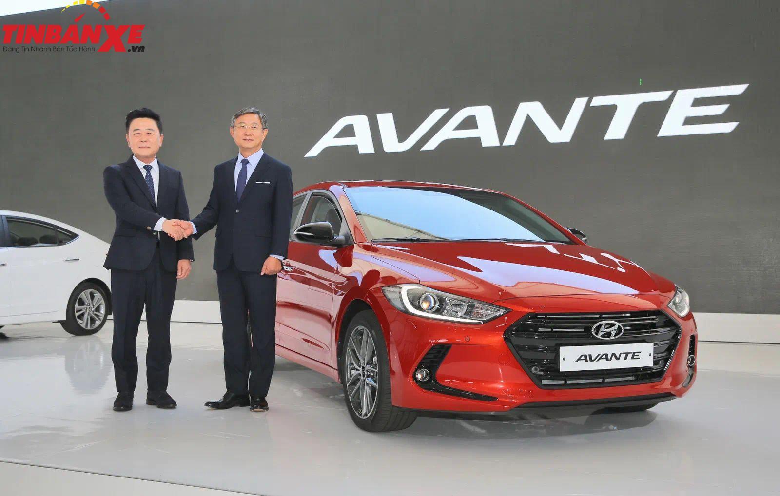 Hyundai Avante 2023 màu xanh dương