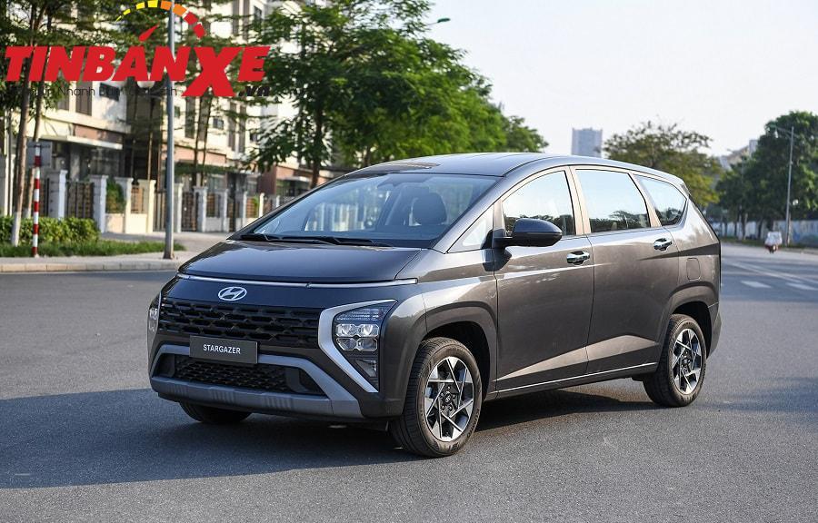 Hyundai Stargazer 2023 đậu trên đường